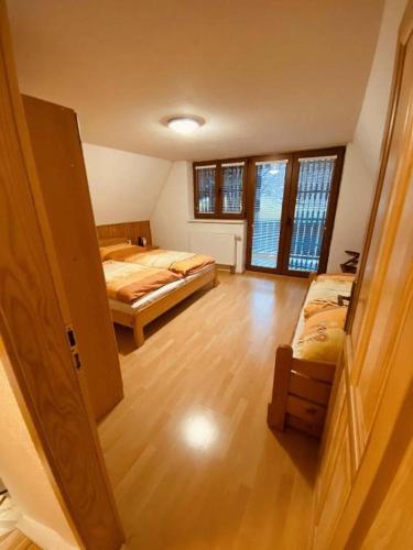 um quarto com duas camas e um quarto com janelas em Chata u Sněženky em Šumperk
