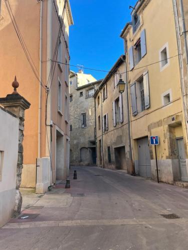 une rue vide dans une ruelle entre bâtiments dans l'établissement Magnifique villa 11 couchages, à Narbonne