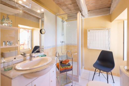 Koupelna v ubytování Gîtes La Maison des Templiers