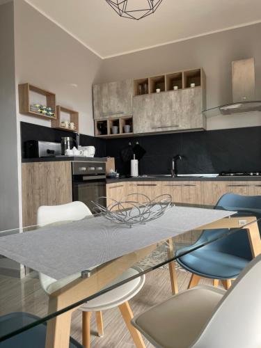 uma cozinha com mesa de jantar e cadeiras em ALÌKA apartment em Agrigento