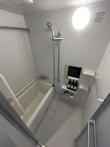uma casa de banho com um chuveiro e uma banheira em NIYS apartments 37 type em Tóquio