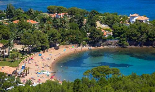 a group of people on a beach in the water at Dans un cadre d'exception, Vue mer panoramique à Agay Côte d'Azur, Village Vacances Cap Esterel, 2 chambres, avec jardin, golf, climatisation, Wifi, 5 piscines in Agay - Saint Raphael