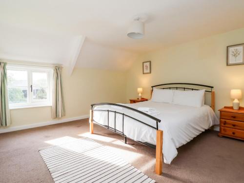 um quarto com uma cama e uma janela em Cliff Cottage em Thirsk