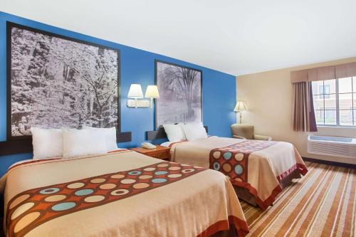 um quarto de hotel com duas camas e uma janela em Super 8 by Wyndham Defiance em Defiance