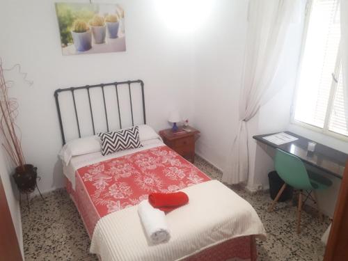 a bedroom with a bed and a desk and a bed sidx sidx sidx at Casa Rural Lunares y Salinera in Albanchez de Magina