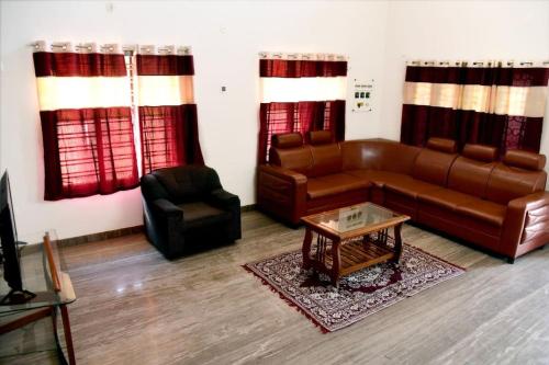 Ruang duduk di Spacious Guesthouse in Nagercoil