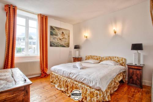 a bedroom with a bed and a window with orange curtains at Villa Del Arte — Family house, sea view & parking in Villerville