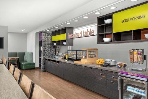 a fast food restaurant with a counter and aasteryasteryasteryasteryasteryasteryastery at Home2 Suites by Hilton Tallahassee State Capitol in Tallahassee