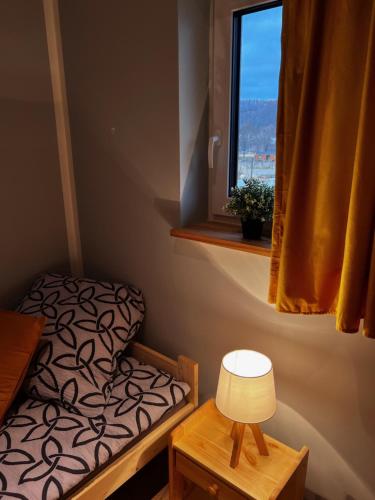 a small room with a bed and a window at Domki z Widokiem in Wünschelburg