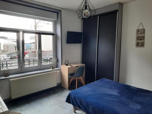une chambre avec un lit, un bureau et une fenêtre dans l'établissement Studio N°3 Boston Conciergerie Leroy, à Boulogne-sur-Mer