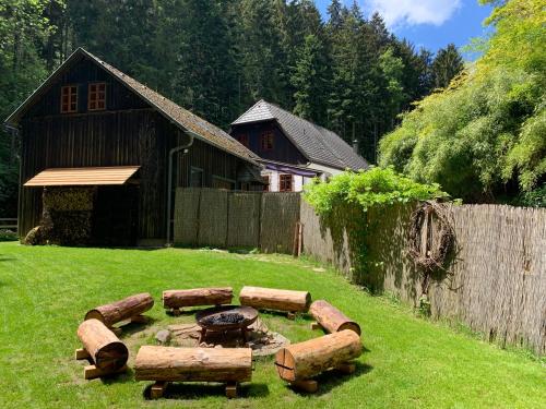 a fire pit in a yard next to a barn at Gillausklause - eine Insel im Wald - Waldviertel in Gillaus