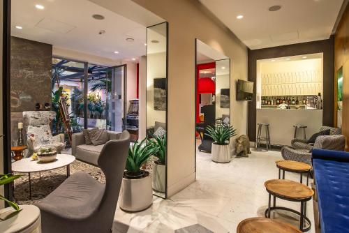 un hall d'un magasin avec des chaises et des tables dans l'établissement Hotel White, à Rome