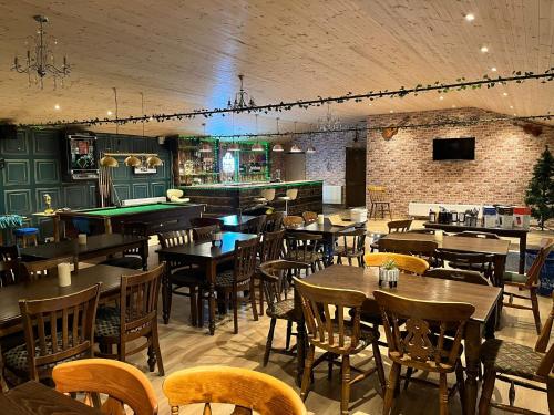 un restaurante con mesas y sillas y un bar en Country View Camping, en Bratton