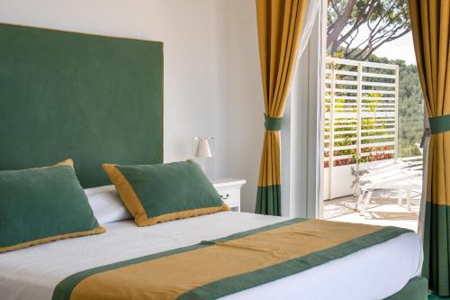 1 dormitorio con cama y ventana grande en Villa Eliana, en Sorrento