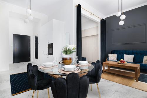 a dining room with a table and chairs at EASY RENT- ART DECO PREMIUM Spokojna 10, Centrum, 24h Check-in in Lublin