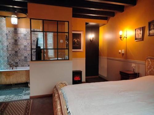 - une chambre avec un lit et une baignoire dans l'établissement Une nuit au manoir Thiers mode hanté possible gratuitement, à Thiers