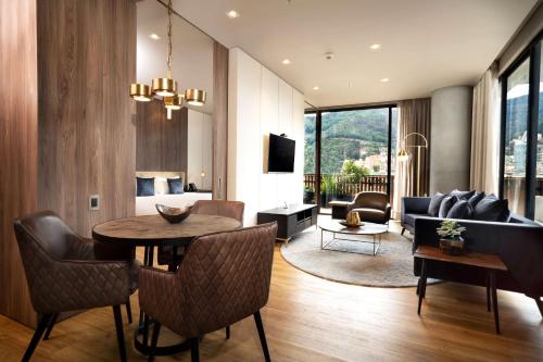 uma sala de estar com uma mesa de jantar e uma sala de estar em Salvio Parque 93 Bogota, Curio Collection by Hilton em Bogotá