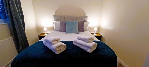 1 dormitorio con 1 cama con toallas en Little Harries Cottage - surrounded by open fields en Ripon