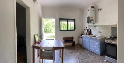 una cocina con una mesa en el medio. en Playa Quequén en Quequén