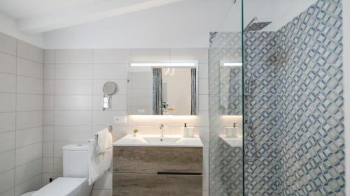 y baño con lavabo, aseo y espejo. en Villa Franca Competa by Ruralidays, en Cómpeta