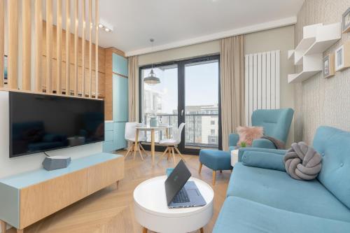 Foto Bright Blue Apartment with Balcony, Parking and Air Conditioning in Warsaw by Noclegi Renters 4