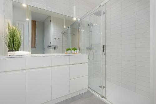 Foto Bright Blue Apartment with Balcony, Parking and Air Conditioning in Warsaw by Noclegi Renters 6