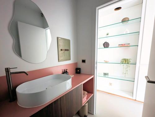 W łazience znajduje się biała umywalka i lustro. w obiekcie Spacious and cosy apartment near Berchem Station w Antwerpii