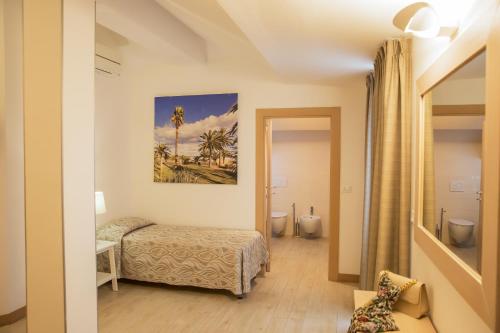 ein Hotelzimmer mit einem Bett und zwei Toiletten in der Unterkunft Hotel Lady G in Tortoreto Lido