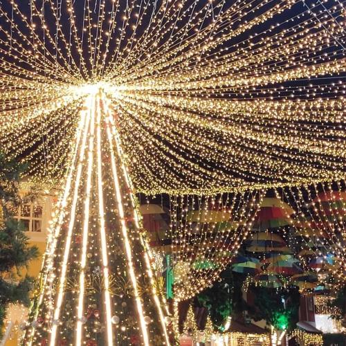 a bunch of lights on a building with lights at POUSADA ESTÂNCIA in Penedo