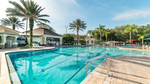 una piscina en un complejo con palmeras en 4 BR Private Vacation Home, en Kissimmee