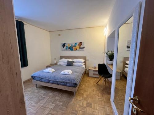 una camera da letto con un letto e due asciugamani di Villa Pruner a Cognola