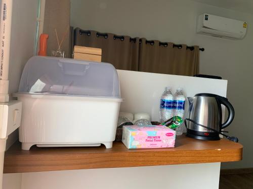 a kitchen counter with a coffee maker and a toaster at ปันสุข ห้องพักหลักร้อย Pun-Suk in Chiang Mai