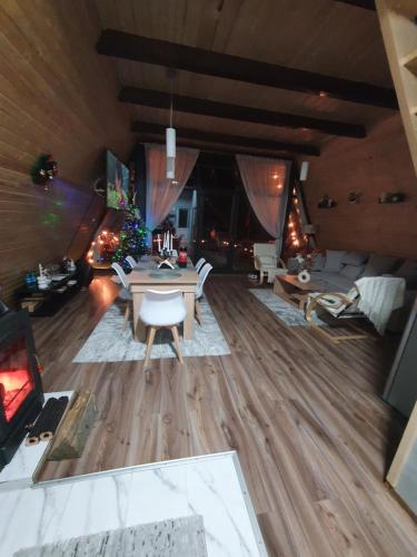 Ruang duduk di Cabana Apuseni Forest