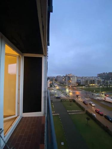 - Balcón de un edificio con vistas a la calle en Cozy Apartment in the heart of Antwerp, en Amberes