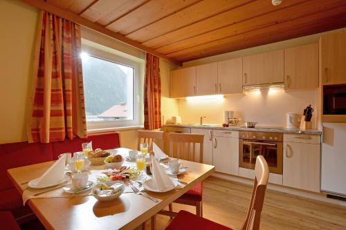 cocina con mesa de madera y comedor en Scheulinghof en Mayrhofen