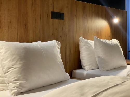 una cama con almohadas blancas encima en Best Western Hotel Vista, en Ostrava
