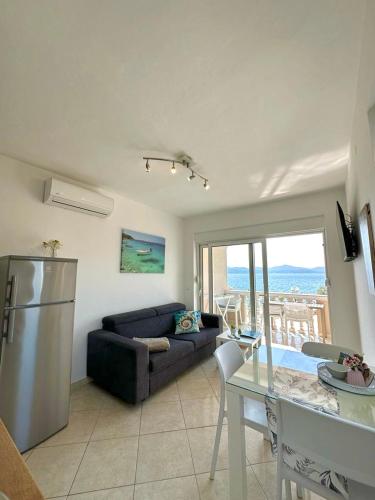 eine Küche und ein Wohnzimmer mit Sofa und Tisch in der Unterkunft Villa Punta in Zadar