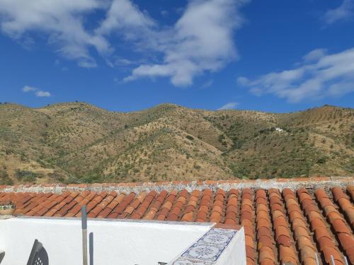 a roof of a building with mountains in the background at Casita Tomate in Granada