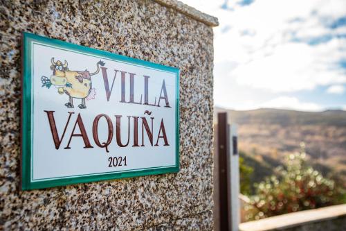 ein Schild an der Seite eines Gebäudes in der Unterkunft Villa Vaquiña in Airoa