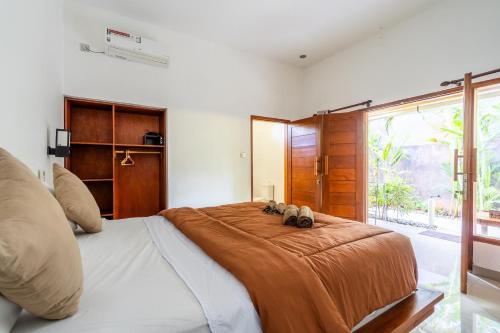 una camera da letto con un grande letto con due animali di Villa Doria formerly Rangga Homestay a Gili Air