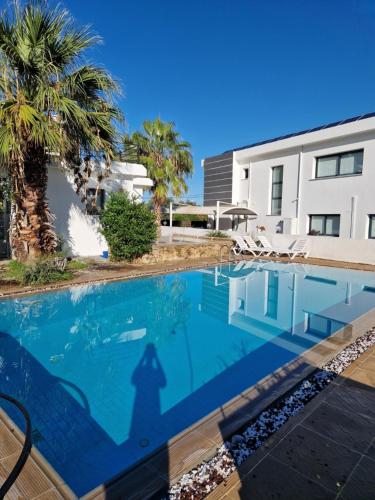 una piscina frente a un edificio en Villa Ravine - 4 Bedroom Villa, en Kyrenia