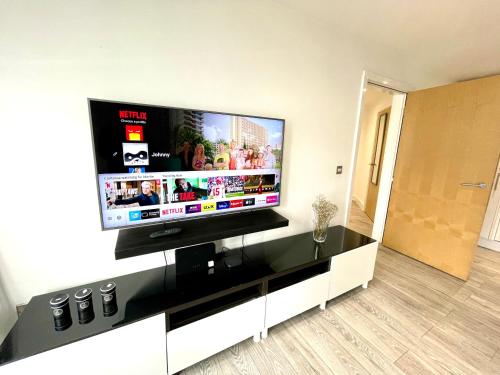 Gallery image of RNM - Business Professionals Stay, Walsall City Centre, 2 Bedroom with ensuite and bathroom, Entire Place, Kitchen & Washroom with amenities, Smart Tv, Easy Access, Fast WiFi, Parking Nearby, Great transport links in Walsall