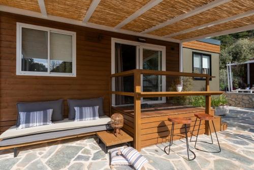 Balkoni atau teres di Junam Private Beachfront Cabins