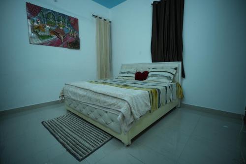 een slaapkamer met een bed in een blauwe kamer bij Hill crest Kb Restaurant banquet in Kota Bāgh