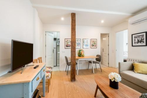 Seating area sa 1 bedroom 1 bathroom furnished - Malasaña - Modern in downtown area - MintyStay