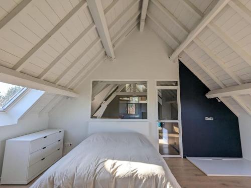 Maison Campagne Pisé Architecte Loft Contemporain في Pressins: غرفة نوم بسرير أبيض في العلية