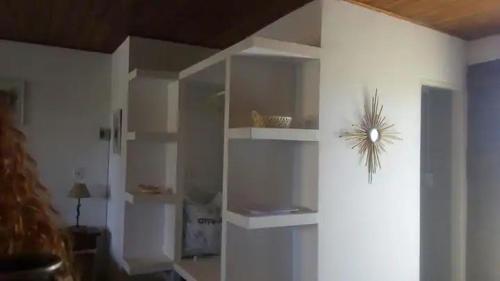 - un salon avec des étagères blanches et un mur dans l'établissement Monoambiente Luminoso (permitido mascotas), à Camet Norte