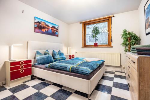 1 dormitorio con 1 cama y vestidor en Grosszügige Fewo in Heckenbeck, en Bad Gandersheim
