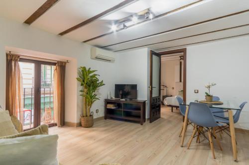 Bright and Cozy - 2 Bedrooms 1.5 Baths - La Latina