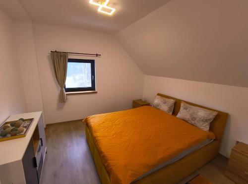 a small bedroom with a bed and a window at Eleonora Residence in Bicfălău